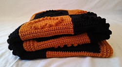 Decke - Schwarz / Braun mit Karomuster und Herzen - Maße ca. 130 x 85 cm