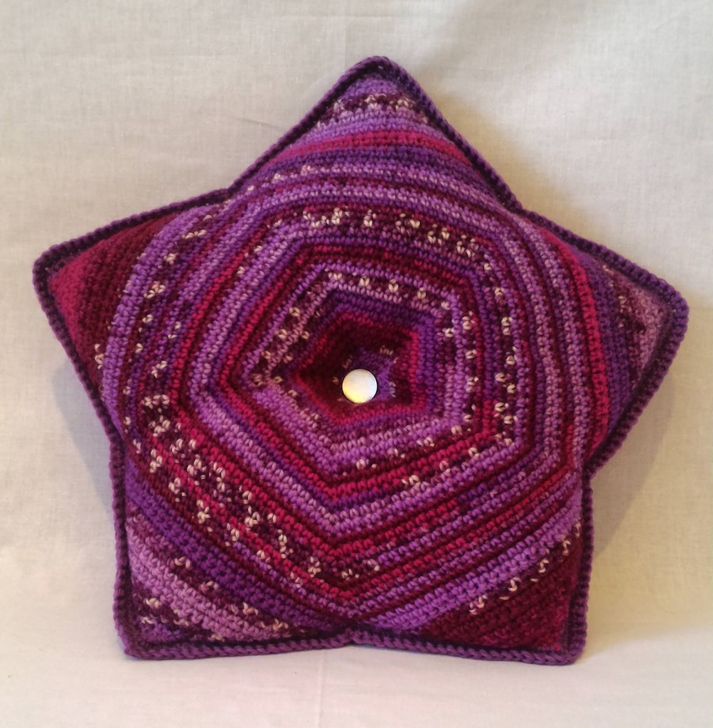 Kissen - Lila / Bunt - Sternform mit Blume und Knopf - Maße ca. 35 cm