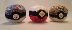 Kuscheltier - Pokemon Ball - Bunt mit Knopf