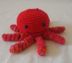 Kuscheltier - Krake - Rot mit bunten Schillerlocken und Perlen