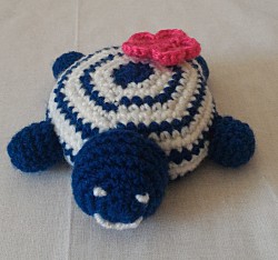 Kuscheltier - Schildkröte - Blau / Weiß mit roter Blume