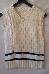 Pullunder - Weiß / Blau mit seitlichem Zopf und V-Ausschnitt - Größe 104 / 122 - Jungen