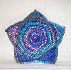 Kissen - Schwarz / Blau / Bunt - Sternform mit Perle und Knopf - Maße ca. 19 cm